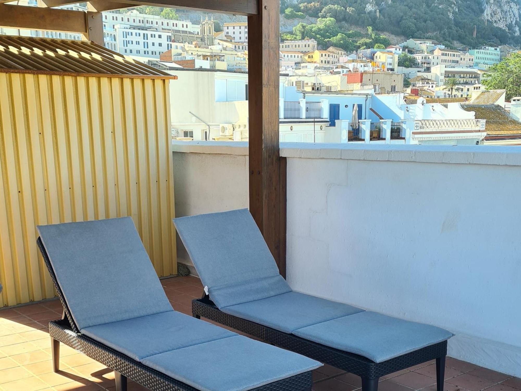 Appartamento Gibraltar Town Centre Flat With Roof Terrace Esterno foto